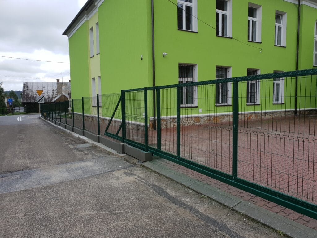 realizacja ogrodzenia panelowego szkoła podstawowa w Zagórzu