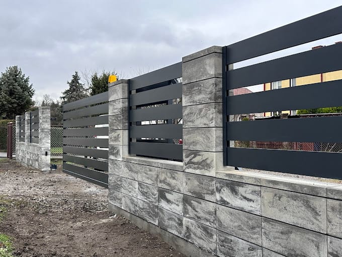 nowoczesne ogrodzenia aluminiowe malowane proszkowo sanok z bloczków joniec